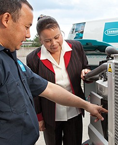 与客户合作的 Jansan 员工展示如何维护设备